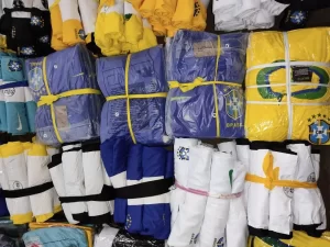 Mais de 5 mil itens, dentre eles camisas falsificadas e cigarros eletrônicos, são apreendidos em ônibus, em Gurupi