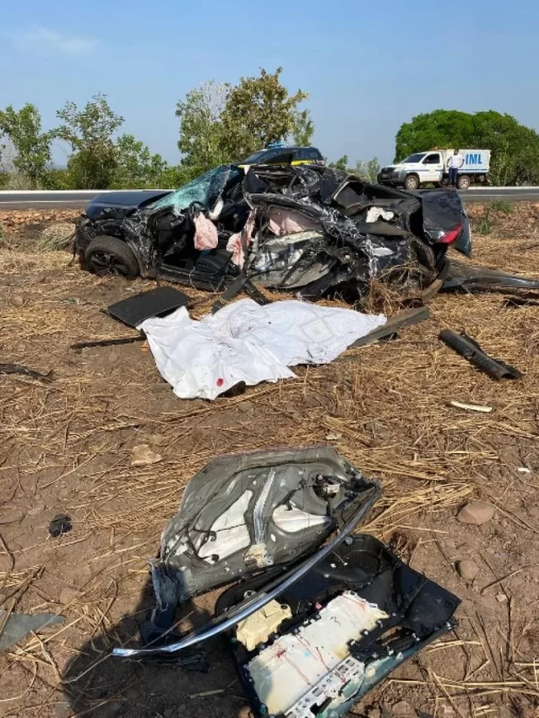 Caminhão bate de frente com carro de passeio e deixa trÃªs mortos, em Presidente Kennedy