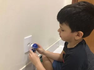 Dentro ou fora de casa: Energisa dá dicas importantes para crianças brincarem com segurança