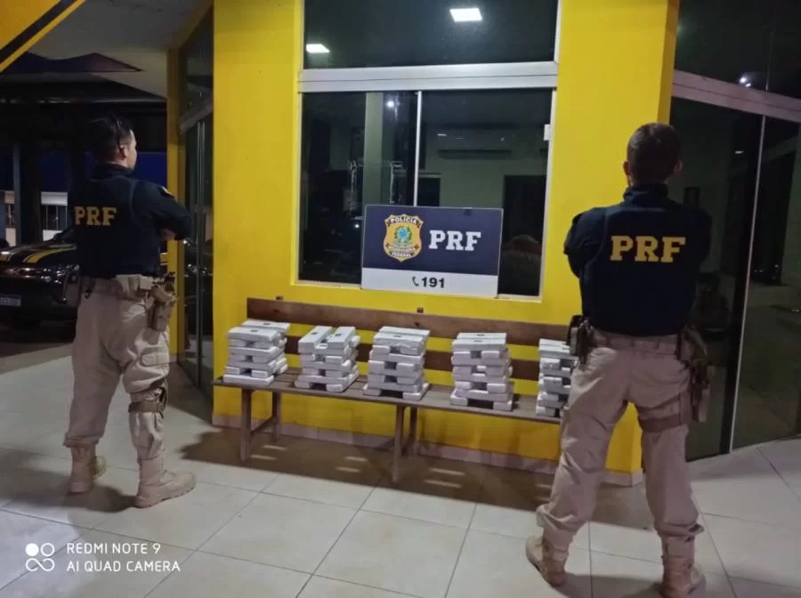 Foragido por tráfico de drogas em MG, homem é preso em flagrante com mais de 53,kg de maconha dentro de ônibus em Guaraí; vídeo