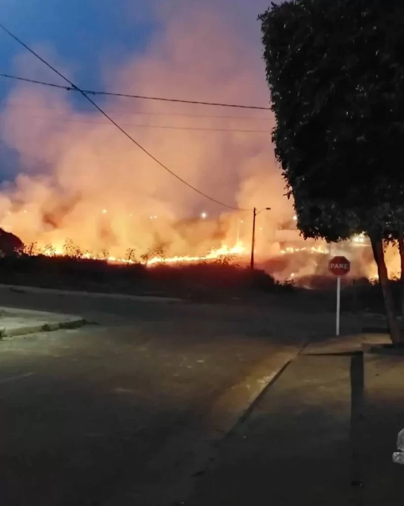 IncÃªndio de grande proporção atinge vegetação perto de casas e assusta moradores em Colinas