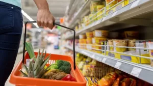 Apesar do aumento no salário, o poder de compra do brasileiro diminuiu no governo Bolsonaro