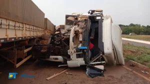 Acidente na BR 153 ocupa pista em Colinas do Tocantins
