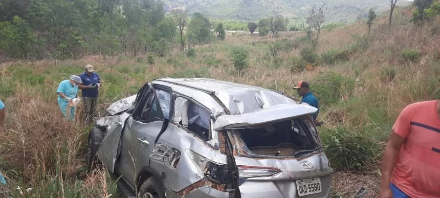 Senador Irajá Abreu e sua esposa sofrem acidente de carro no sul do Tocantins; motorista morre no local