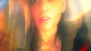 Quem é Julia Smith, cantora e compositora destaque entre o pop e o groove?