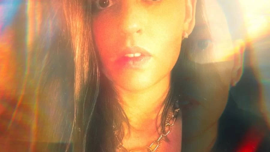 Quem é Julia Smith, cantora e compositora destaque entre o pop e o groove?