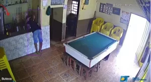 Vídeo mostra roubo em bar de Colinas; dono é golpeado, cai no chão e tem seus pertences levado por criminoso