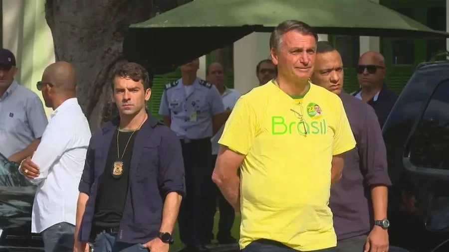 Bolsonaro votar na Vila Militar, Zona Oeste do Rio e afirma que a "Expectativa é de vitória"