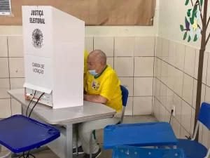 Siqueira Campos fala com Bolsonaro por vídeo chamada antes do voto, "Vamos para a vitória"