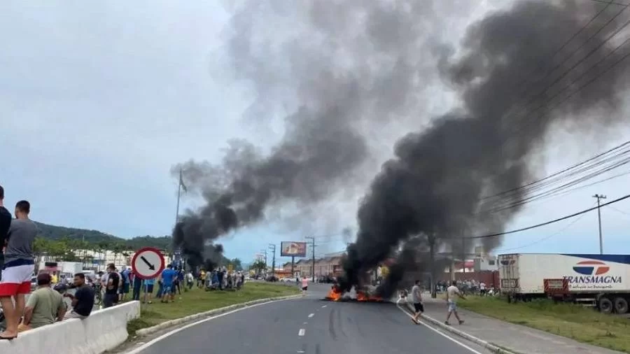 Após derrota de Bolsonaro, caminhoneiros fecham estradas em vários pontos do país; confira
