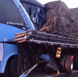 Ãnibus bate em caminhão que fazia parte de protesto e nove pessoas ficam feridas