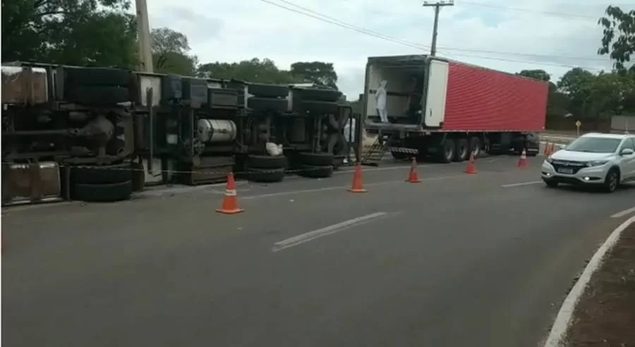 Caminhão de carne tomba entre quadras da capital; veja