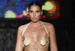 Pupila do TO, modelo Ilana Sales, retornará ao São Paulo Fashion Week com look gótico