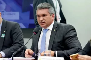Deputado que já foi aliado acusa Bolsonaro de bater em Michelle