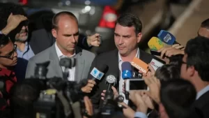 Filhos do presidente, Flávio Bolsonaro e Eduardo Bolsonaro, ambos políticos, solicitam cidadania italiana