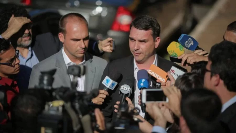 Filhos do presidente, Flávio Bolsonaro e Eduardo Bolsonaro, ambos políticos, solicitam cidadania italiana