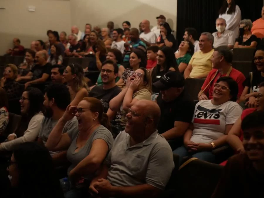 O Remédio é Rir: TurnÃª do Grupo Artpalco retoma circulação nacional da comédia Casos Insanos