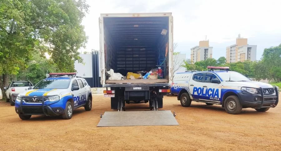 Polícia Militar prende duas pessoas e recupera carga que foi saqueada em acidente de trÃ¢nsito