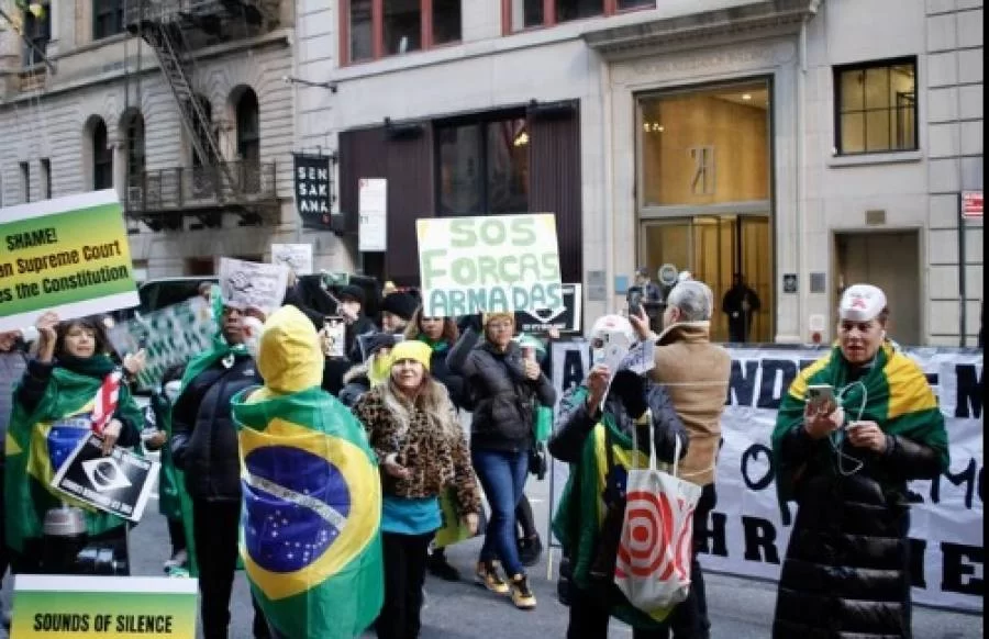 Manifestantes bolsonaristas hostilizam ministros do STF na porta de hotel em Nova York