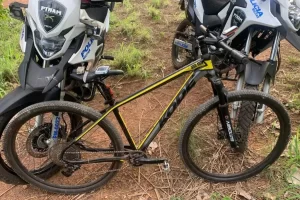 Polícia Militar intensifica abordagens, prende dois homens por tráfico de drogas e recupera bicicleta furtada