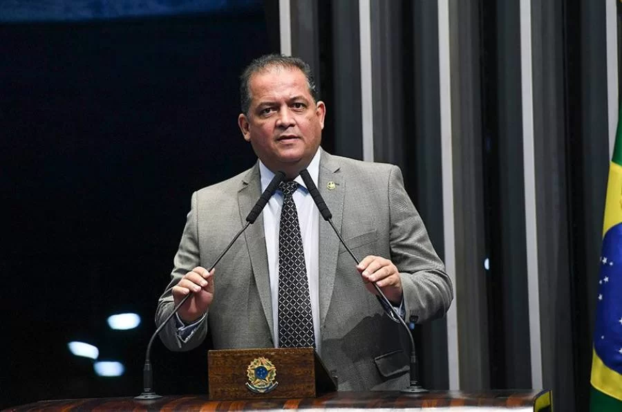 Xambioá recebe pá carregadeira e a prefeita agradece senador Eduardo Gomes