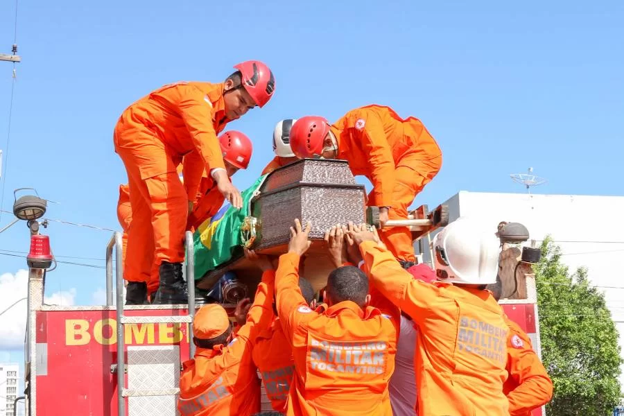 Corpo de Bombeiros Militar homenageia aluno-soldado Pereira durante funeral; jovem morreu durante treinamento na Ponte da Amizade