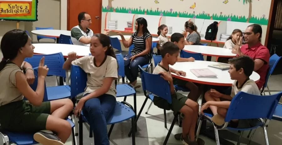 Comunidade escolar da ETI Caroline Campelo interage com alunos surdos por meio do curso de Libras