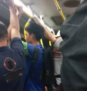 Idosa se revolta com situação em linha de ônibus de Palmas, "Nesse horário de pico, os ônibus passam e não param pela superlotação"