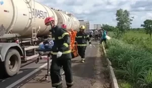 BR-153: batida frontal entre caminhões deixa dois motoristas feridos