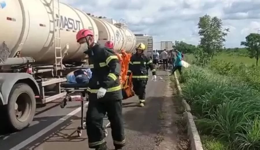 BR-153: batida frontal entre caminhões deixa dois motoristas feridos