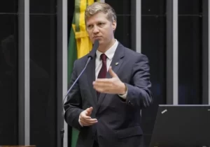 Marcel Van Hattem protocola pedido de abertura da 'CPI do Abuso de Autoridade'