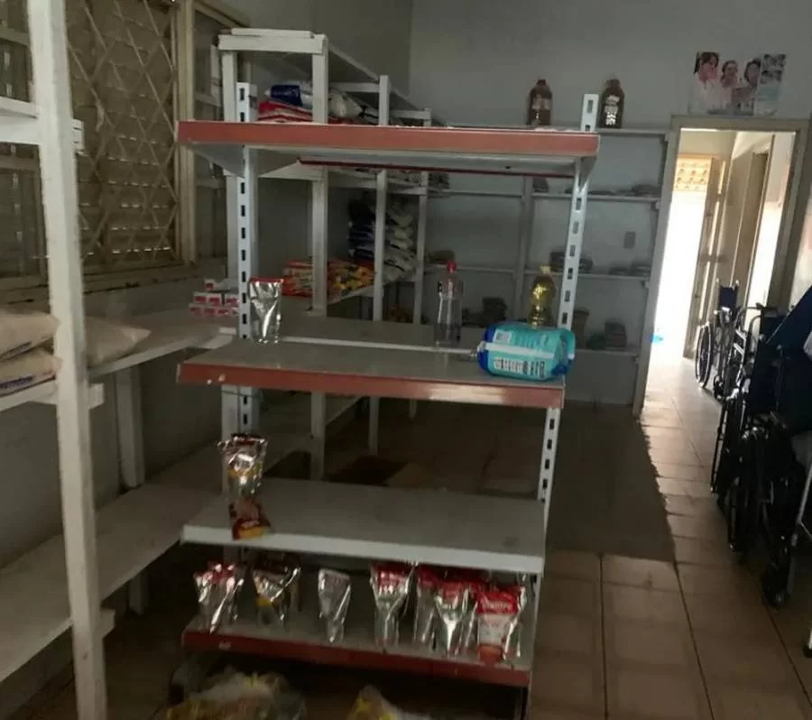 Criminosos invadem lar de idosos, revira despensa e rouba alimentos e panelas