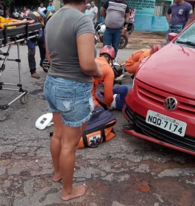 Motoqueiro é atingido em cheio por carro enquanto passava por cruzamento em Colinas