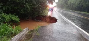 Cratera destrói acostamento e avança em trecho da BR-153 em WanderlÃ¢ndia