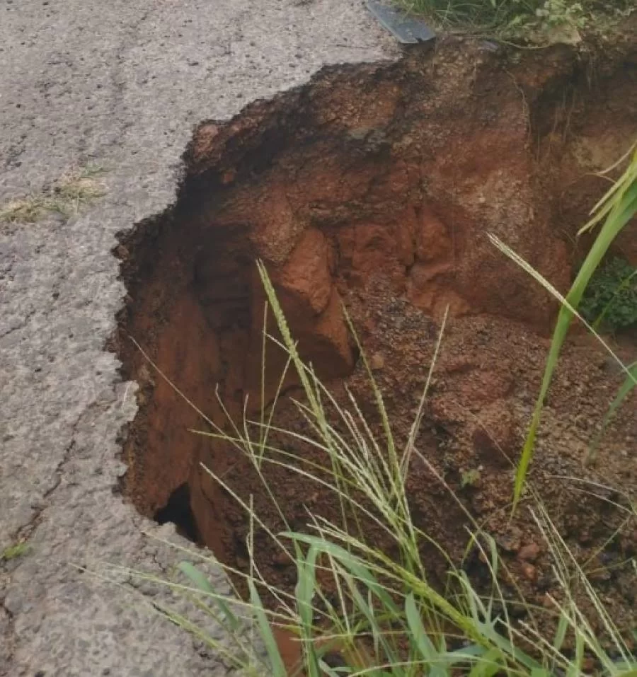 Mais uma erosão: asfalto cede e abre cratera no acostamento da BR-153 após chuvas