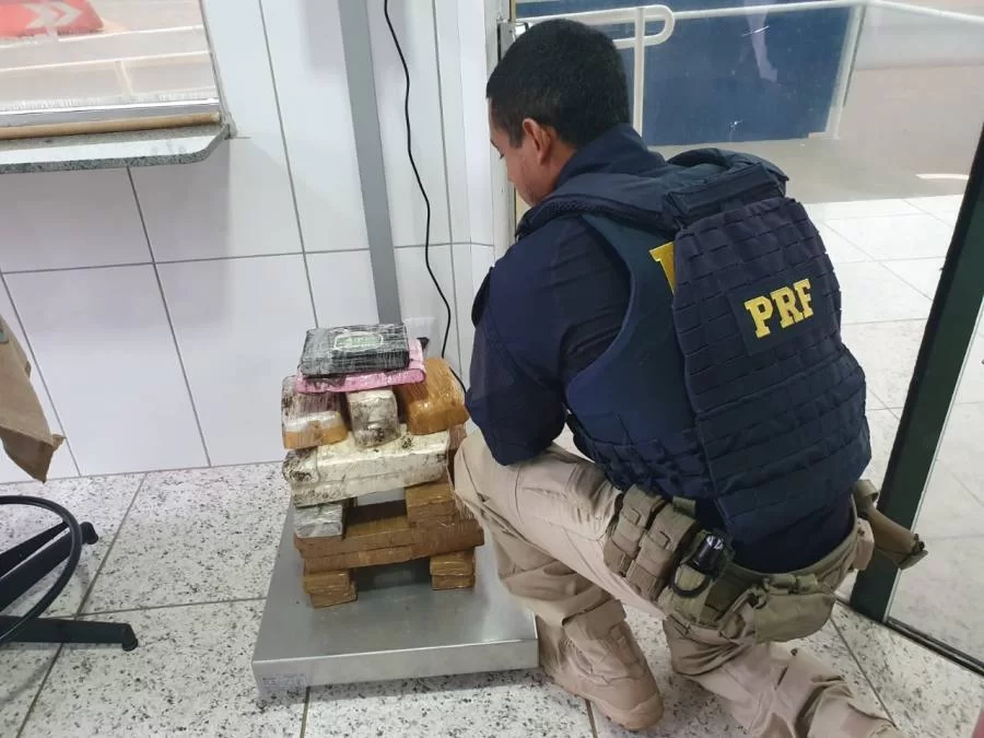 PRF apreende 18kg de drogas transportados em ônibus; Homem de 34 anos foi preso em flagrante