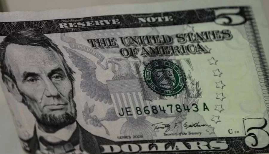 Cotação do dólar sobe 1,3% e fecha a R$ 5,28