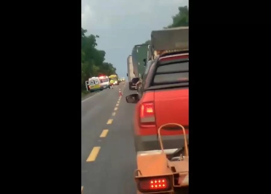 Homem é morto em acidente enquanto trabalhava no trecho da BR-153; A colisão envolveu viatura da polícia rodoviária estadual