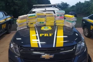 PRF encontra 53 tabletes de pasta base de cocaína escondidos em compartimento de carro de passeio