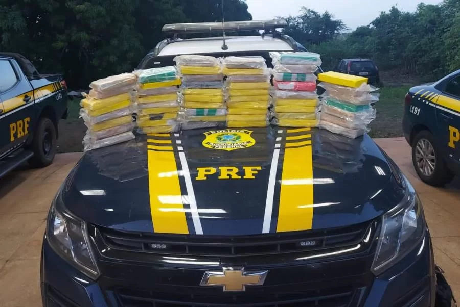 PRF encontra 53 tabletes de pasta base de cocaína escondidos em compartimento de carro de passeio