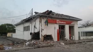 Criminosos destroem agÃªncia do Bradesco em ColmÃÂ©ia e disparam tiros contra a PolÃÂ­cia Militar
