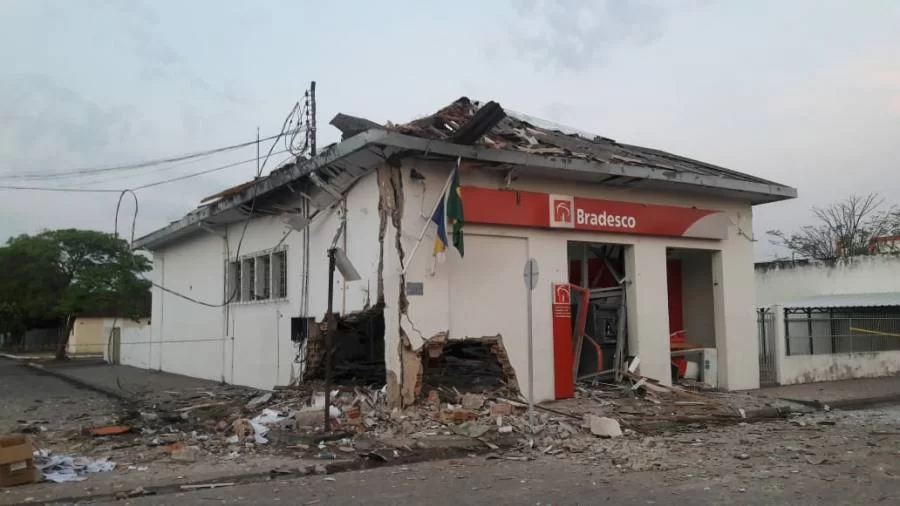 Criminosos destroem agÃªncia do Bradesco em ColmÃÂ©ia e disparam tiros contra a PolÃÂ­cia Militar