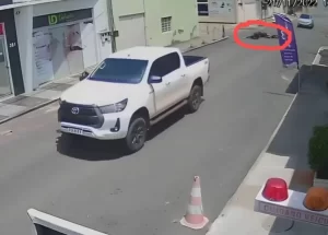 Idoso que atropelou e fugiu sem prestar socorros a vítima, fez boletim de ocorrÃªncia falso de roubo de sua caminhonete; vídeo