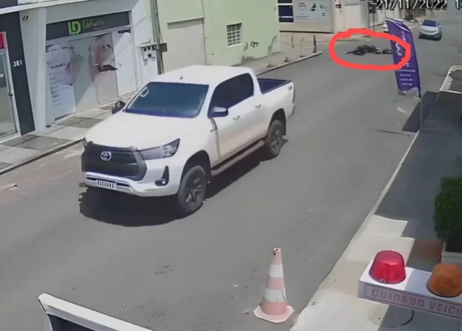 Idoso que atropelou e fugiu sem prestar socorros a vítima, fez boletim de ocorrÃªncia falso de roubo de sua caminhonete; vídeo