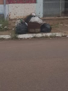 Vereador leandro Coutinho indignado,cobra da prefeitura a regularizaÃÂ§ÃÂ£o da coleta do lixo em Colinas