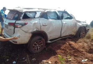 Pista molhada faz caminhonete de deputado capotar 4 vezes