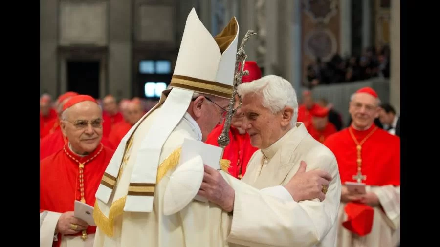 "Rezemos por Bento XVI, ele está doente e no silÃªncio apoia a Igreja" pede Papa Francisco durante audiÃªncia geral
