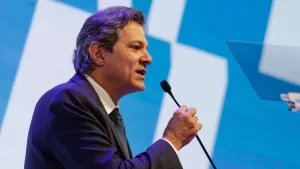 Haddad toma posse como ministro da Fazenda do Governo Lula e discursa sobre responsabilidade e sustentabilidade para fazer País crescer