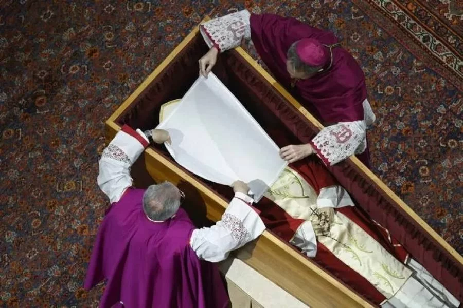 Bandeira da ressurreição, Testamento Espiritual e declarações públicas no funeral do Papa Emérito Bento XVI