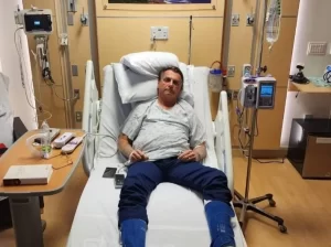 Bolsonaro cita complicações por facada após ser internado com "dores abdominais" em Orlando, nos EUA